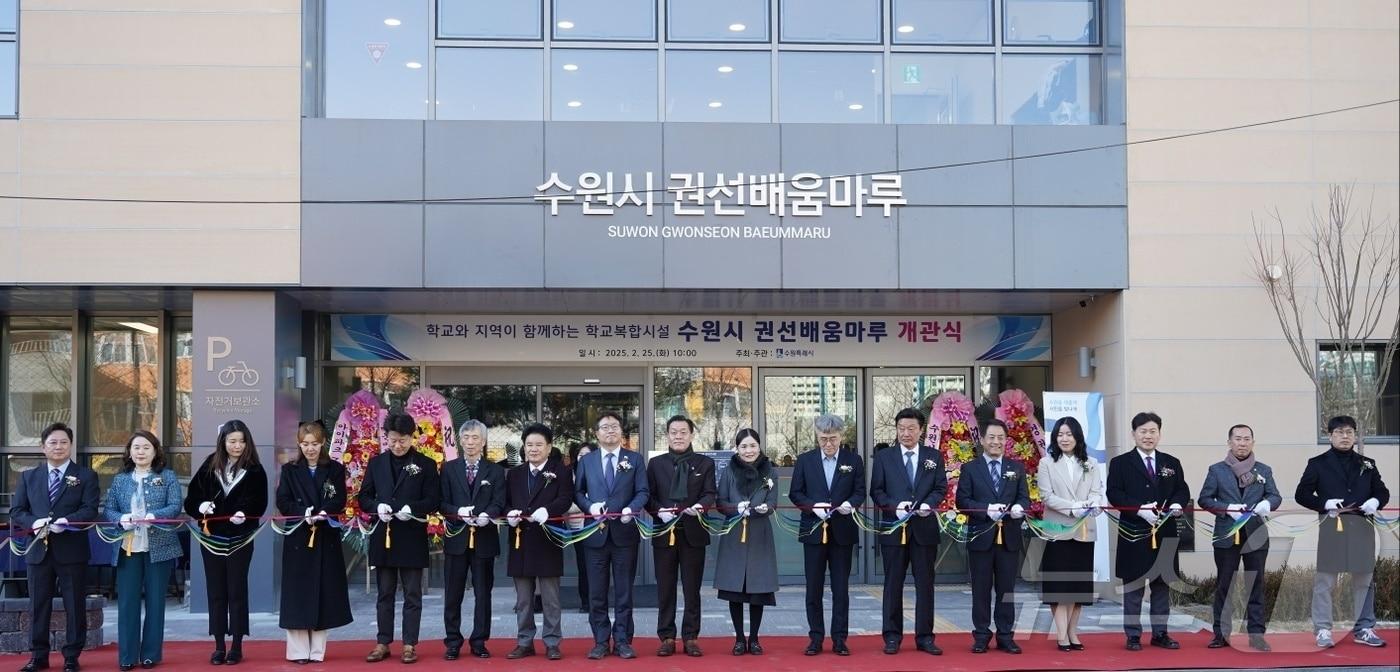 본문 이미지 - 이재준 수원시장과 염태영 국회의원 등 권선배움마루 개관식 참석자들이 테이프커팅을 하고 있다.