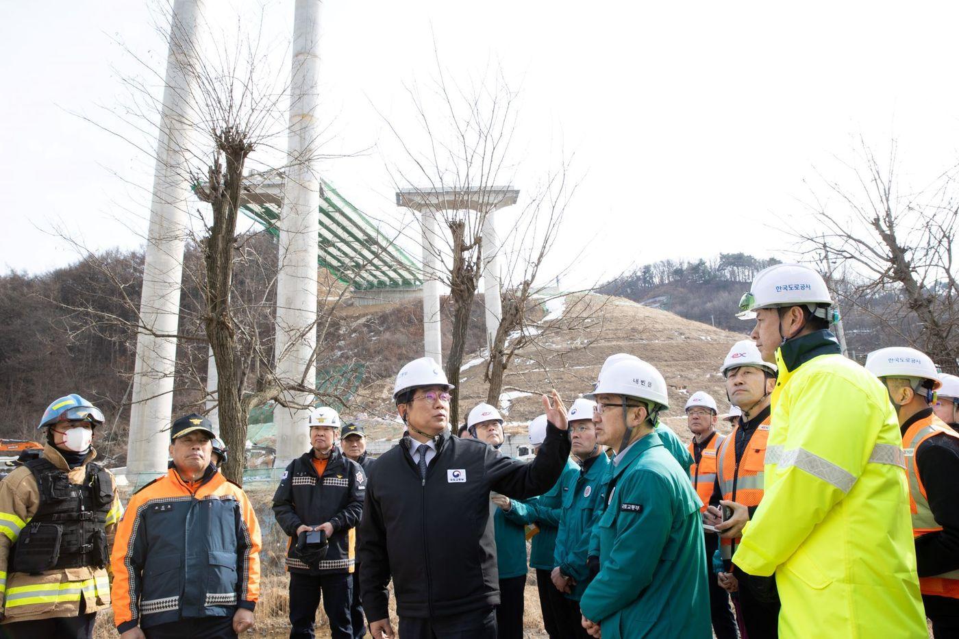 본문 이미지 - 박상우 국토부장관(왼쪽에서 4번째)이 25일 오후 서울세종고속도로 사고현장을 방문하고 있다.(국토교통부 제공)