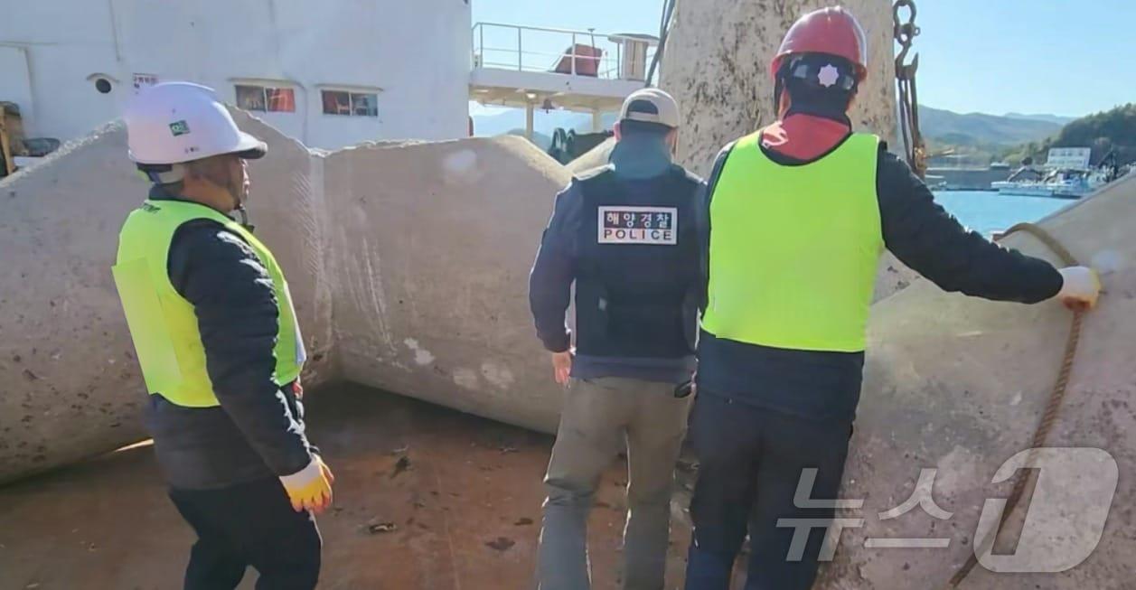 본문 이미지 - 속초해경, 해양안전 저해사범 특별단속 실시.(속초해경 제공, 재판매 및 DB 금지) 2025.2.25/뉴스1