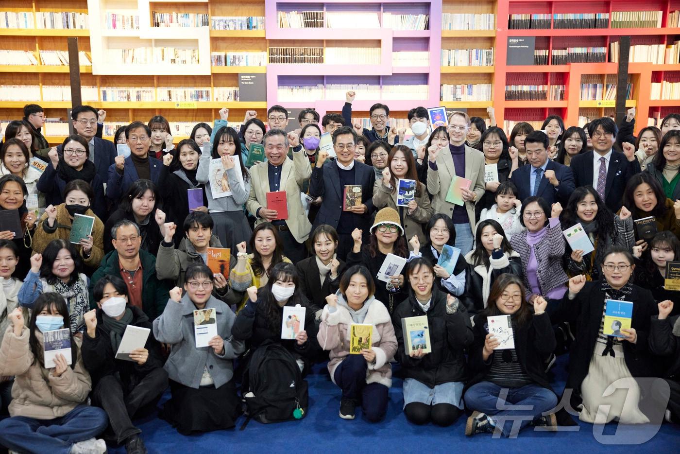 25일 오후 김동연 경기도지사가 국회의원, 출판관계자, 서포터즈등이 참석한 파주출판도시 지혜의숲에서 경기도 평생독서 천권으로 비전선포식을 마치고 기념촬영을 하고있다.(경기도 제공, 재판매 및 DB금지)