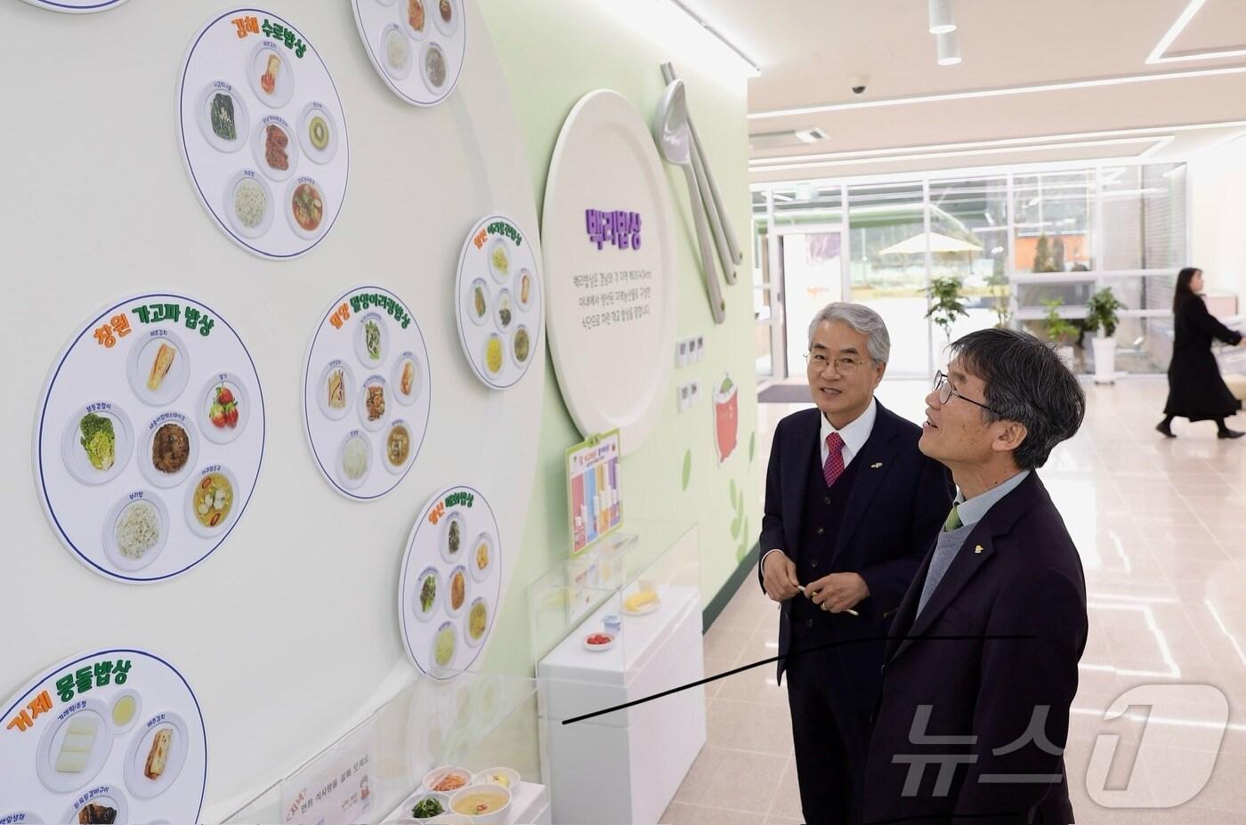 본문 이미지 - 천창수 울산교육감 25일 경남 창원시 학교급식연구소를 둘러보고 있다. (울산시교육청 제공. 재판매 및 DB 금지) /뉴스1