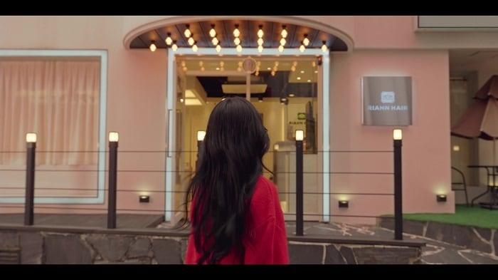 본문 이미지 - 뉴토피아 2화의 한 장면으로, 인쇼츠 PPL 솔루션이 활용돼 리안헤어 광고가 삽입됐다. 사진=인쇼츠 제공