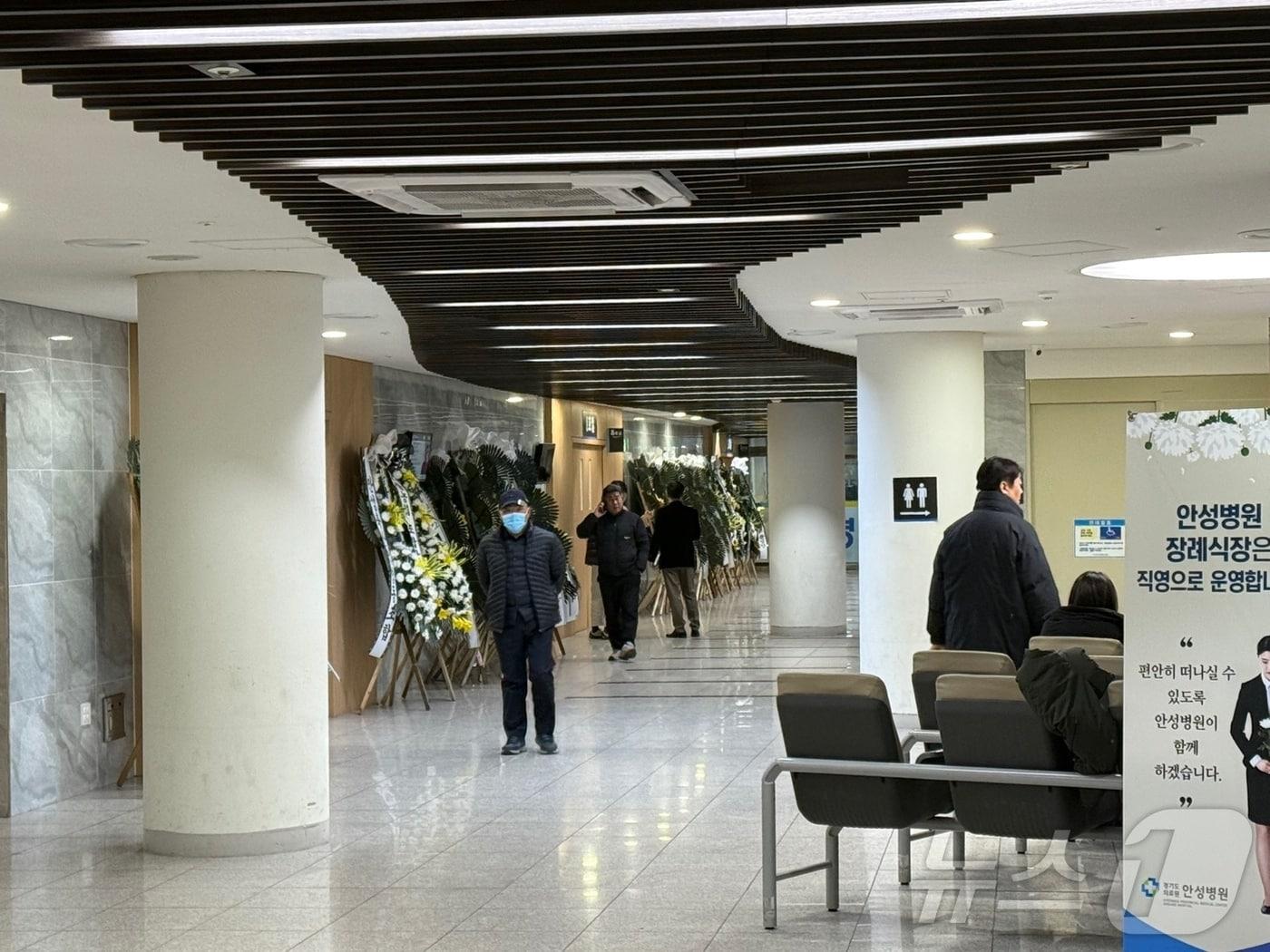 본문 이미지 - 25일 오후 '서울-세종고속도로 교각 붕괴 사고' 사망자 시신 3구가 안치돼 있는 경기도의료원 안성병원 장례식장에 유족들이 드나들고 있다. 2025.2.25/뉴스1 ⓒ News1 김기현 기자