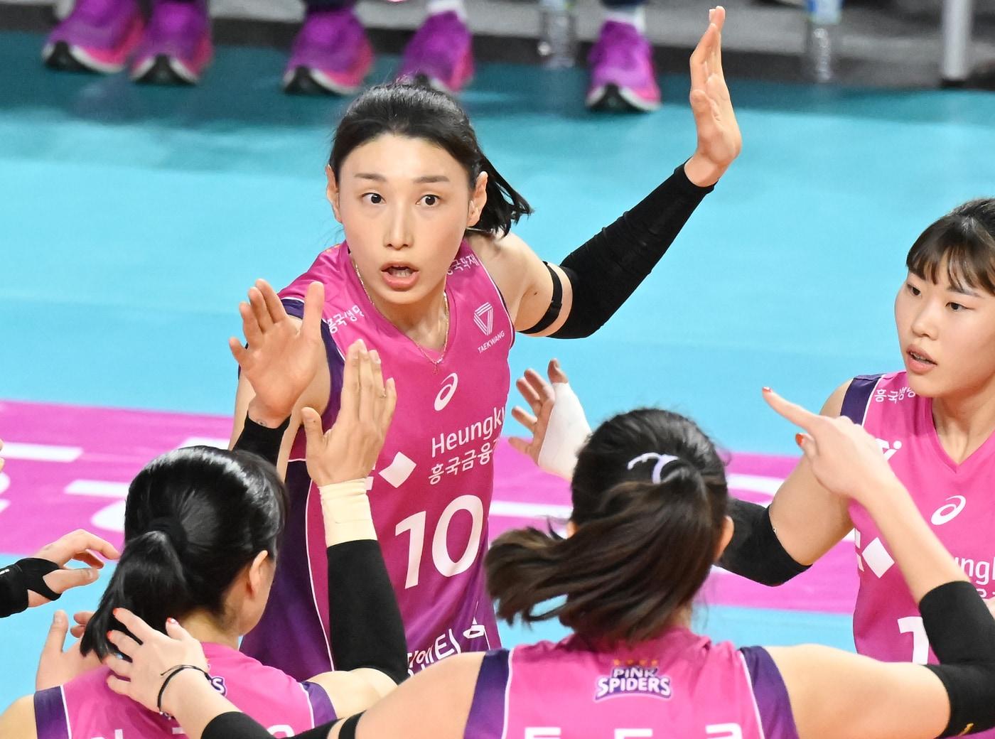 본문 이미지 - 흥국생명이 IBK기업은행을 완파하고 정규시즌 1위 확정을 눈앞에 뒀다. (KOVO 제공)