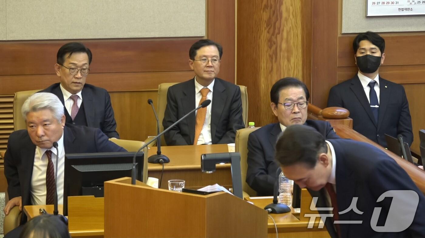 윤석열 대통령이 25일 오후 서울 종로구 헌법재판소에서 열린 대통령 탄핵심판 최종(11차) 변론기일에 출석해 최종의견 진술을 마친 뒤 재판관들에게 인사하고 있다. (헌법재판소 제공. 재판매 및 DB 금지) 2025.2.25/뉴스1 ⓒ News1 민경석 기자