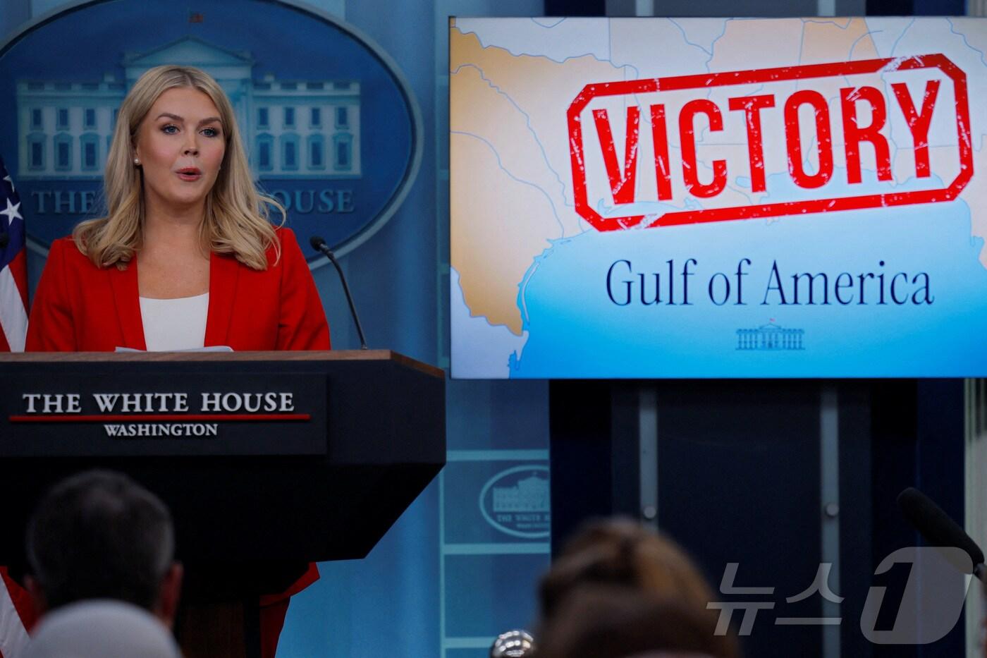 캐롤라인 레빗 백악관 대변인이 25일&#40;현지시간&#41; 미국 워싱턴DC 백악관에서 열린 언론 브리핑에서 &#39;승리&#39;&#40;VICTORY&#41;라는 단어가 표시된 TV 화면 옆에서 브리핑하고 있다. 전날 워싱턴DC 지방법원은 AP통신의 백악관 취재 제한 해제 가처분 신청을 기각했다. ⓒ 로이터=뉴스1 ⓒ News1 류정민 특파원