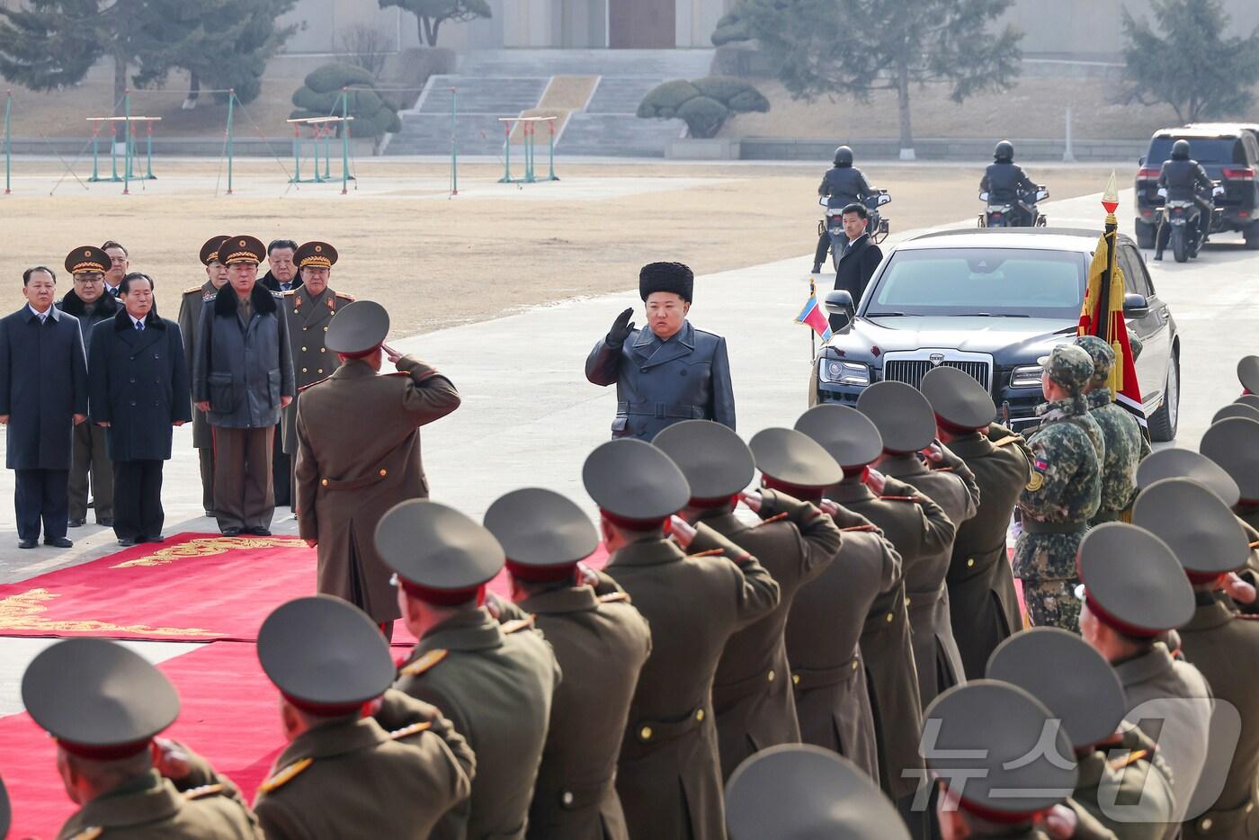 (평양 노동신문=뉴스1) = 북한 노동당 기관지 노동신문은 26일 김정은 당 총비서가 지난 25일 군 지휘관 양성 기지인 강건명칭 종합군관학교를 현지지도했다고 보도했다. 그는 연설에서 "군사교육부문에서 군사실천 위주의 교육을 강화하고 현대전장들에서 이루어지는 실전 경험들을 우리식으로 소화 습득"할 것을 주문했다. [국내에서만 사용가능. 재배포 금지. DB 금지. For Use Only in the Republic of Korea. Redistribution Prohibited] rodongphoto@news1.kr