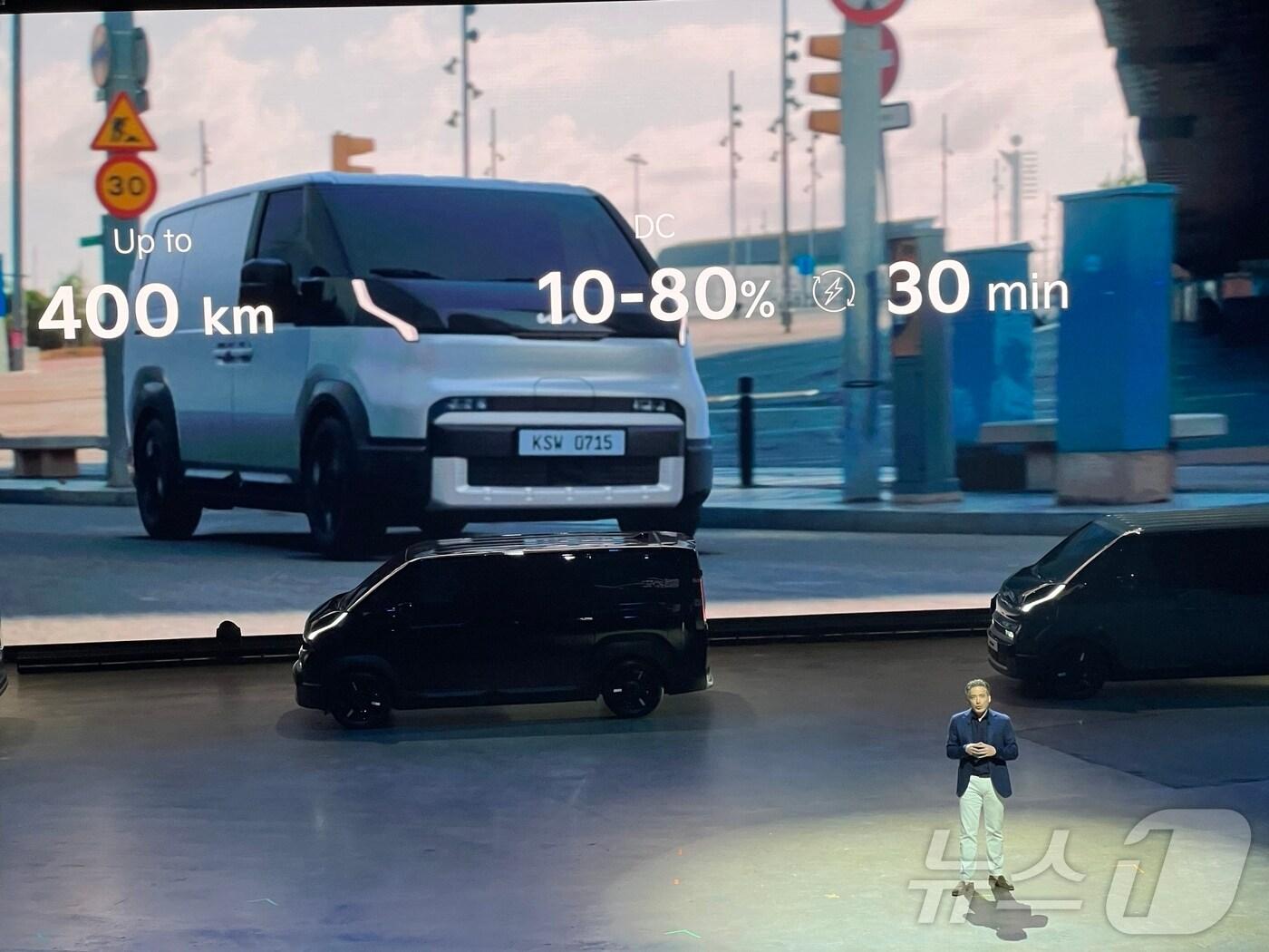 본문 이미지 -  기아의 목적기반차량(PBV)를 소개 중인 유럽 권역 최고운영책임자(COO) 수드 니핑 상무.ⓒ 뉴스1