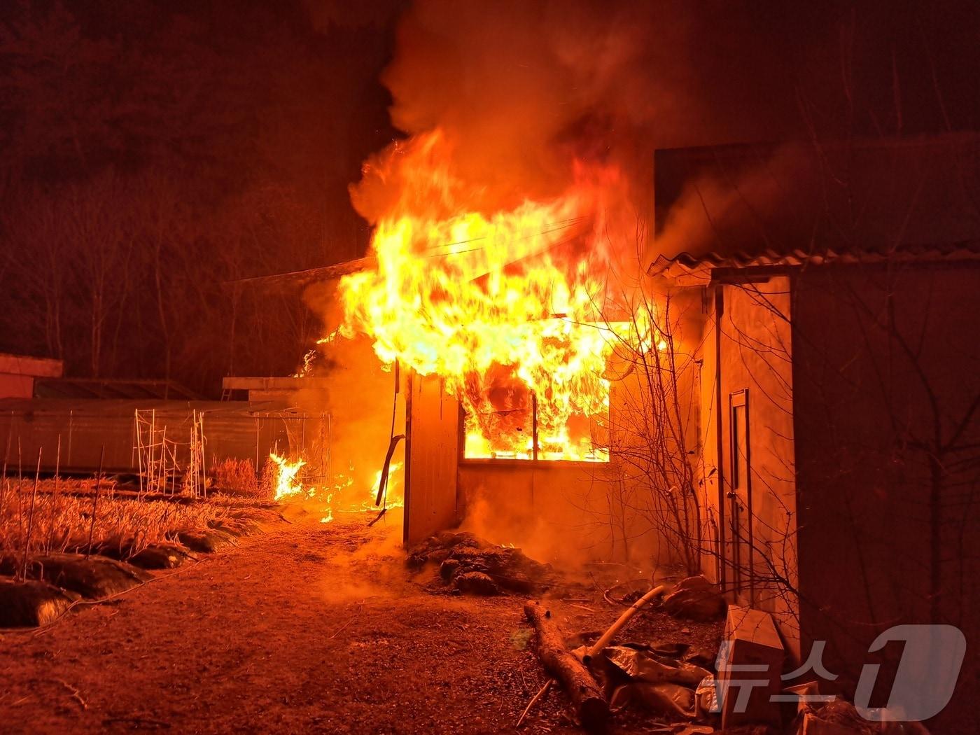 본문 이미지 - 25일 오후 8시25분쯤 경북 고령군 쌍림면 송림리 한 식당에서 난 불이 인근 야산으로 옮겨 붙었다.(경북소방본부 제공. 재판매 및 DB 금지)2025.2.26/뉴스1