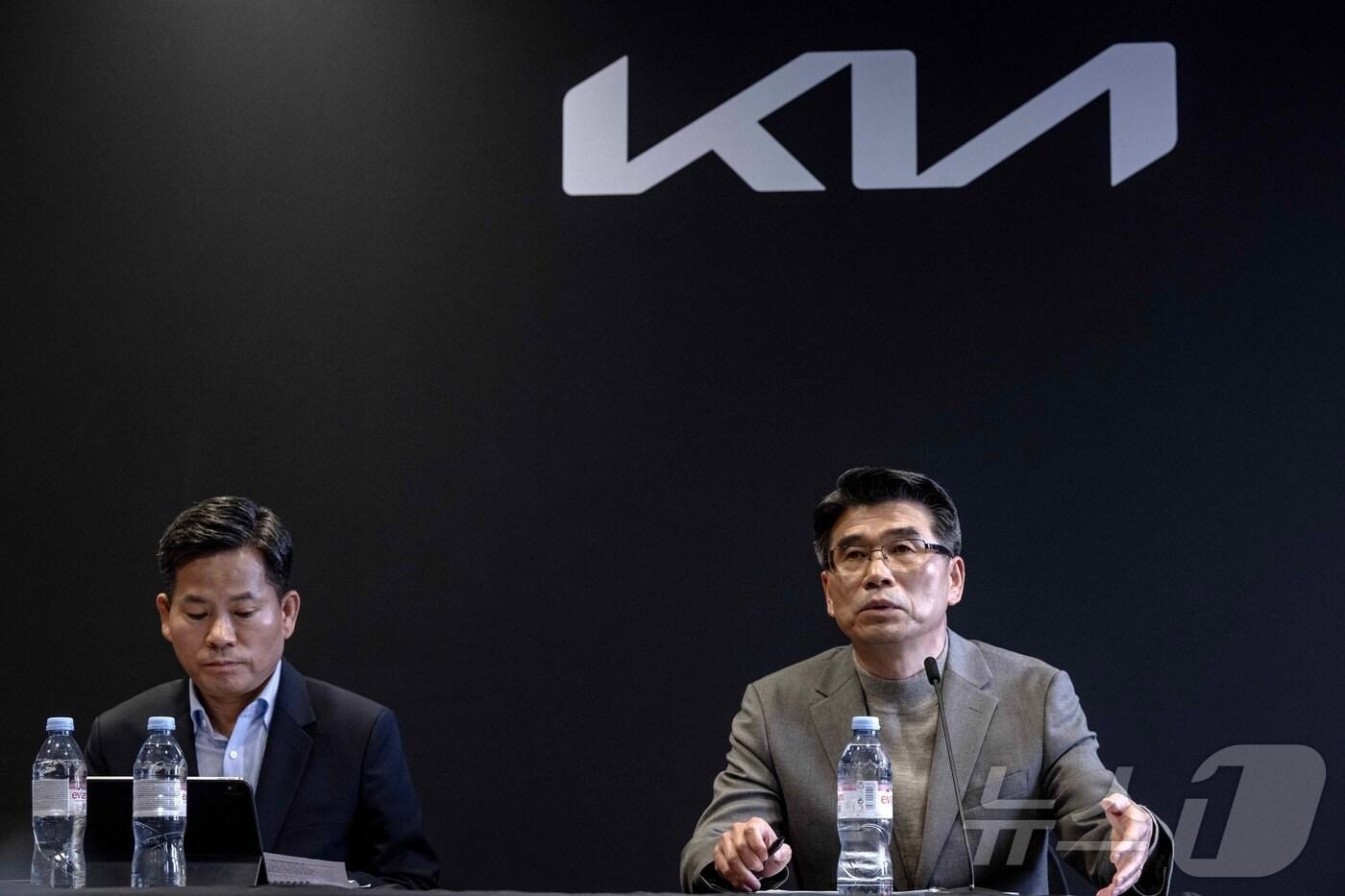  송호성 기아 사장(오른쪽)이 24일(현지시간) 스페인 타라고나에서 열린 '2025 기아 EV데이'에서 국내 미디어와 인터뷰 중인 모습..(기아 제공)ⓒ 뉴스1 
