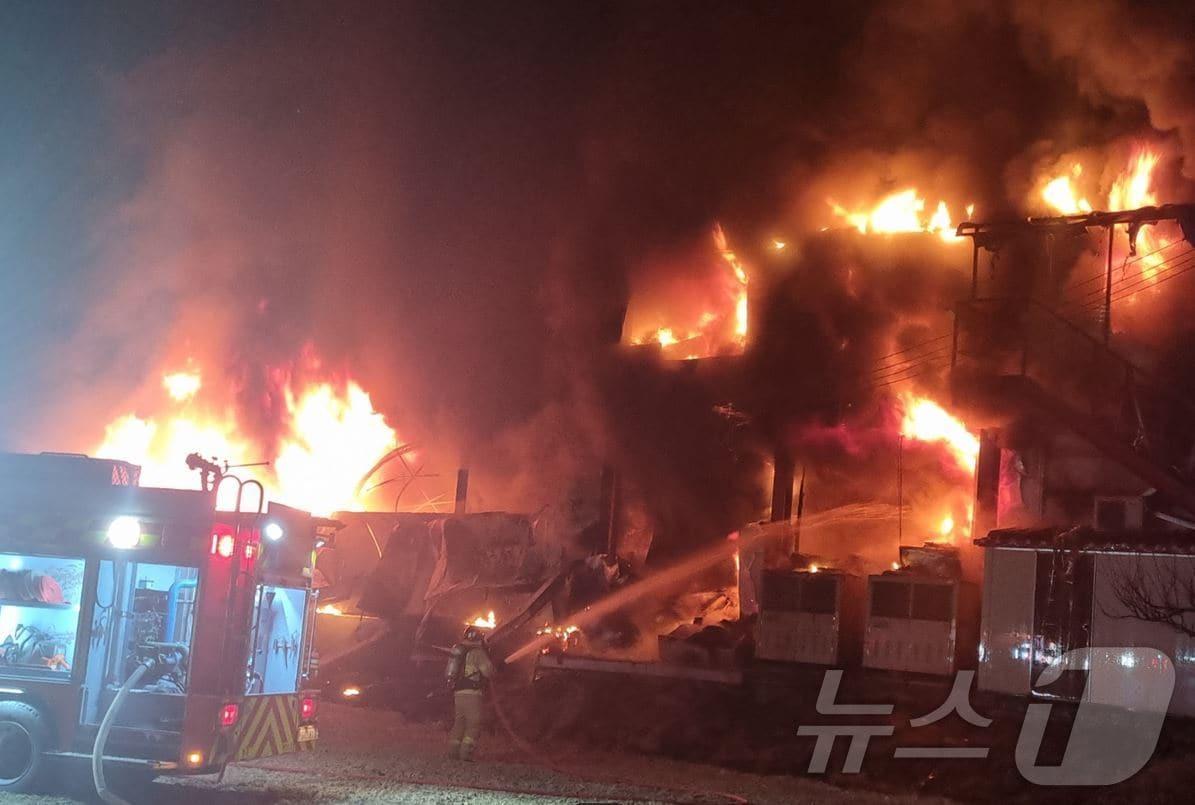본문 이미지 - 25일 오후 7시19분쯤 경북 경주시 천북면 화산리 양계장에서 불이나 소방 당국이 화재를 진압하고 있다.&#40;경북소방본부 제공&#41;2025.2.26/뉴스1