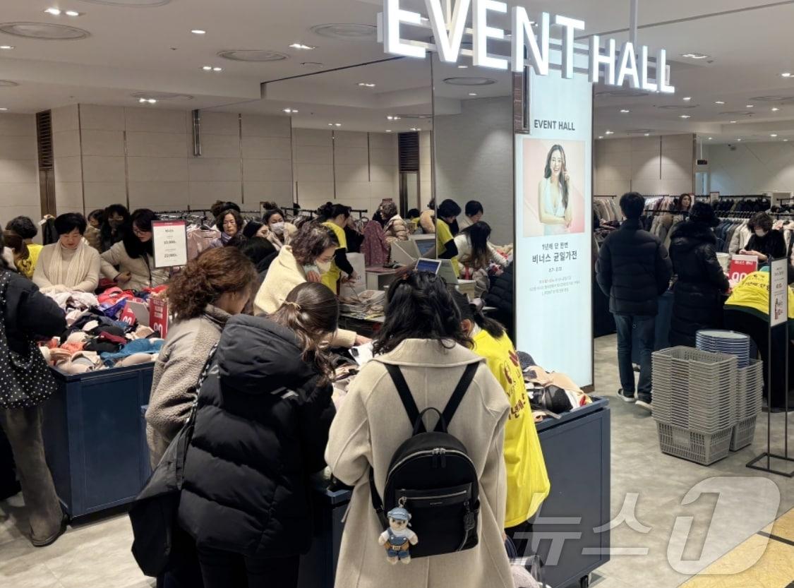 본문 이미지 - 롯데백화점 상인점은 오는 28일부터 3월9일까지 '개점 21주년 축하 특별행사'를 진행한다. 사진은 지난 7일 4층 특설행사장에서 열린 비너스 행사장을 찾은 고객들 모습.(롯데백화점 제공. 재판매 및 DB 금지)