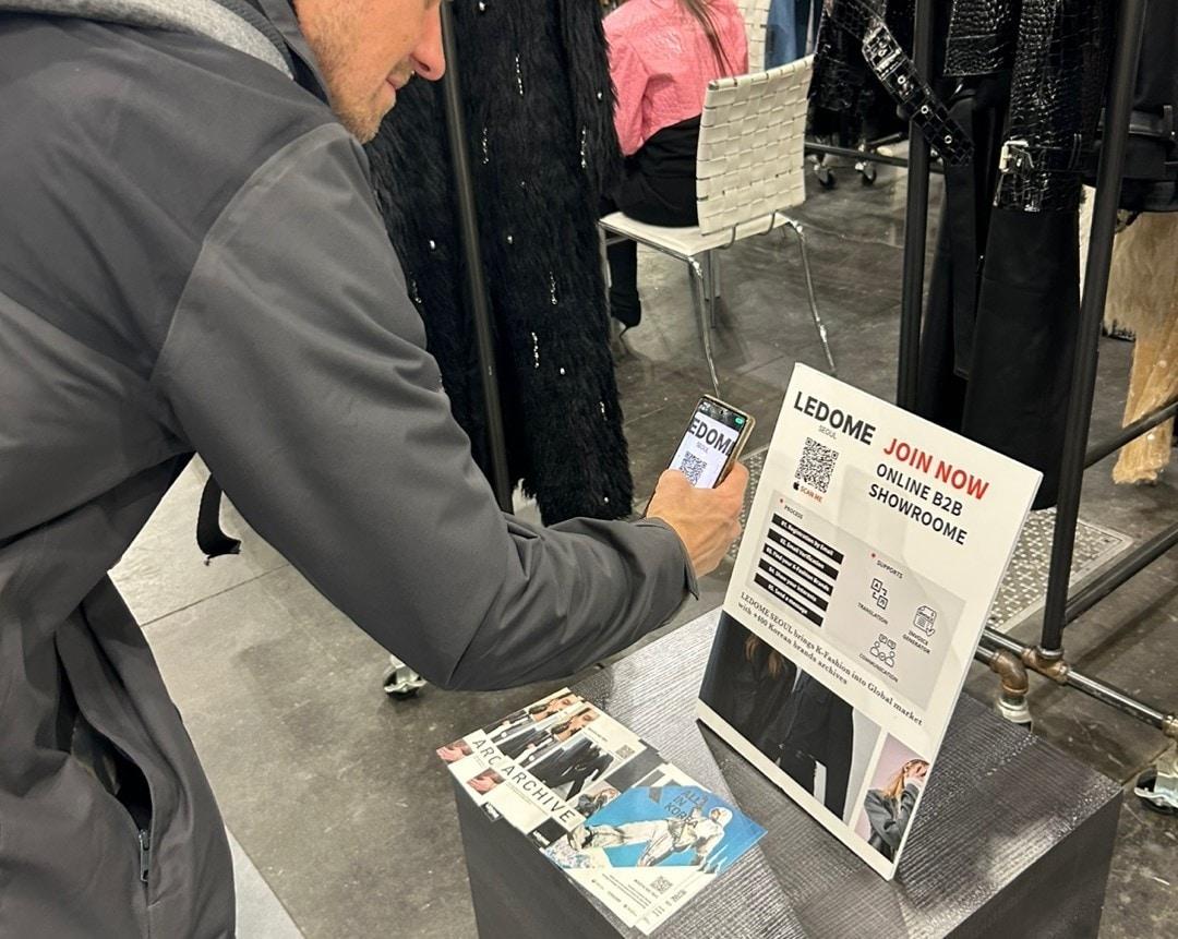 본문 이미지 - 한국패션산업협회는 산업통상자원부와의 지원으로 운영하는 패션쇼룸 르돔(LEDOME)이 지난 18~20일 미국 뉴욕에서 개최된 2025 F/W 뉴욕 코트리(COTERIE New York 2025)에 참가했다.(한국패션사업협회제공)