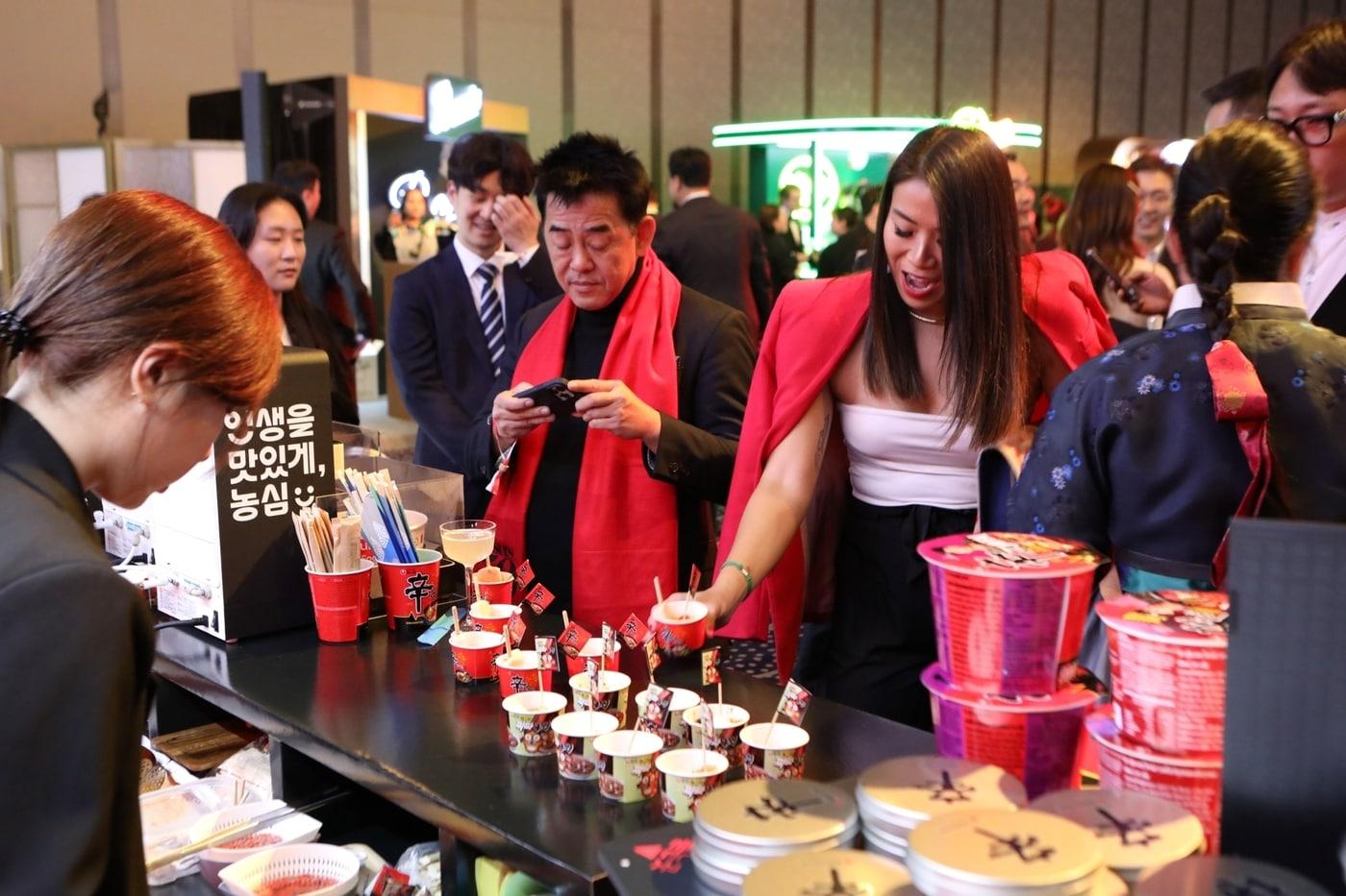 본문 이미지 - 농심 2024년 아시아 50 베스트 레스토랑 신라면 시식행사 현장 이미지(농심 제공).