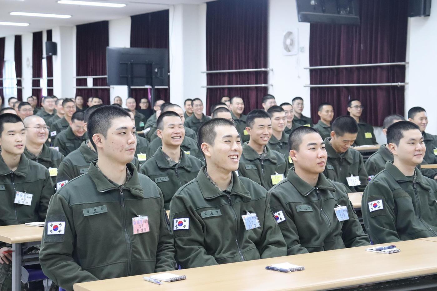 육군 병사들이 플리스형 스웨터를 입고 생활하는 모습.(국방부 제공)