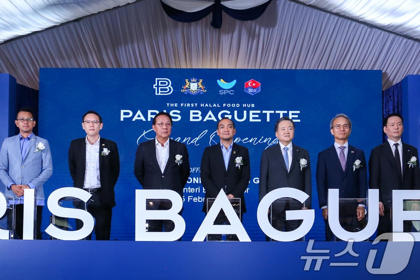 지난해 2월 25일(현지시각) 말레이시아에서 열린 ‘파리바게뜨 조호르 생산센터’ 준공식에서 온 하피즈 빈 가지 말레이시아 조호르주 주지사(왼쪽 네 번째부터), 허영인 SPC그룹 회장, 여승배 주말레이시아 한국대사, 허진수 SPC그룹 사장 등 참석자들이 기념촬영을 하고 있다. 파리바게뜨 조호르 생산센터는 동남아시아와 중동을 중심으로 세계 할랄 푸드 시장에 제품을 공급하는 허브 역할을 맡는다. (SPC그룹 제공. 재판매 및 DB 금지) 2025.2.26/뉴스1