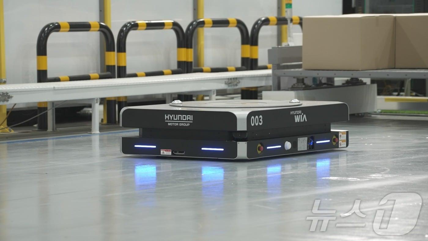 본문 이미지 - 5G 특화망이 구축된 현대차 사업장에서 양산 적용 중인 자동물류로봇(AMR)이 가동 중인 모습.(현대차 제공)