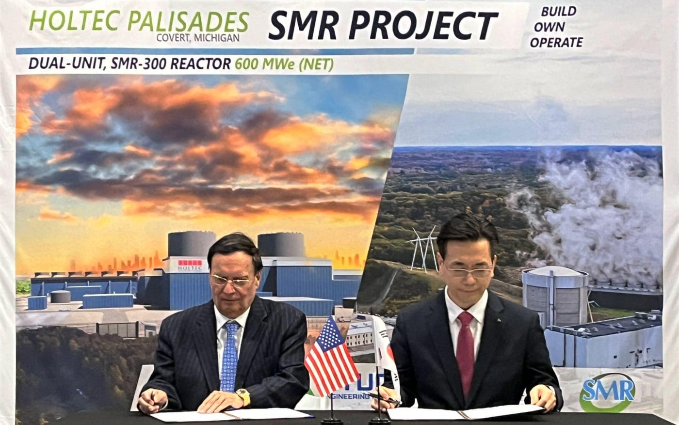 25일(현지시간) 미국 팰리세이즈 원자력발전단지에서 홀텍 크리스 싱 회장(왼쪽)과 현대건설 이한우 대표이사가 확장 협력 합의서에 서명하고 있다(현대건설 제공).