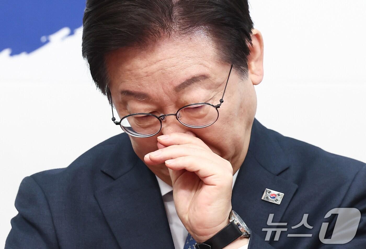 본문 이미지 - 이재명 더불어민주당 대표가 26일 오전 서울 여의도 국회에서 열린 최고위원회의에서 얼굴을 만지고 있다. 2025.2.26/뉴스1 ⓒ News1 김민지 기자