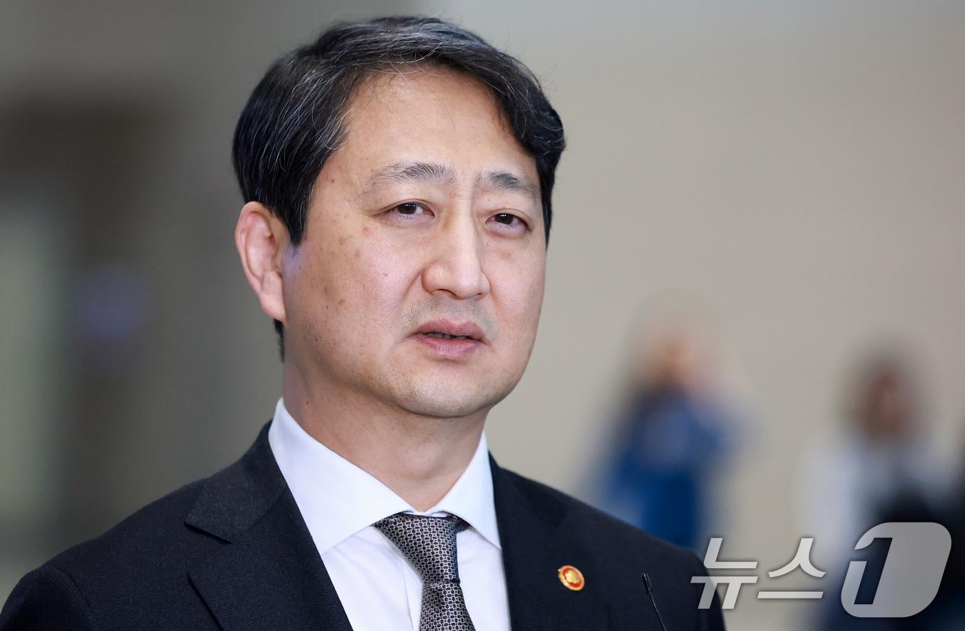 안덕근 산업통상자원부 장관이 26일 오전 인천국제공항 제2터미널을 통해 미국의 관세 조치에 대한 한국 예외 요청 및 양국 경제 협력 방안 등을 논의하기 위해 미국 워싱턴으로 출국 전 취재진과 인터뷰를 하고 있다. 2025.2.26/뉴스1 ⓒ News1 김진환 기자