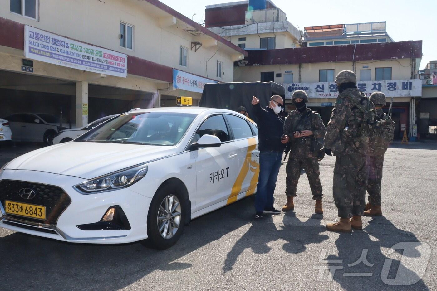 본문 이미지 - 53사단 부산여단 장병들이 부산법인택시조합과 연계해 상황조치 훈련을 실시하고 있다.(육군 제53사단 제공. 재판매 및 DB 금지)