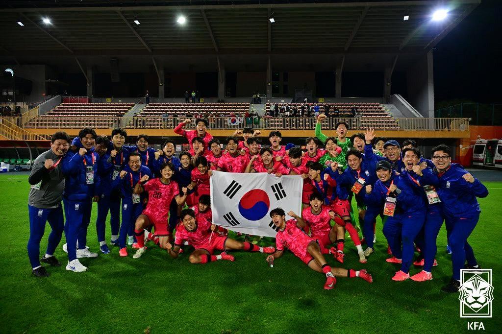 본문 이미지 -  우즈베키스탄전 승리 후 기뻐하는 U20 축구대표팀(대한축구협회 제공)