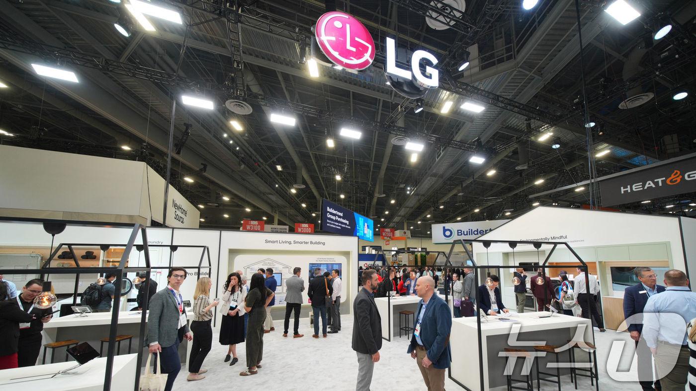 25일(현지시간) 미국 라스베이거스에서 열리고 있는 국제 건축 전시회 ‘IBS 2025’에서 LG전자 전시관을 방문한 관람객들이 가전, 냉난방공조, IoT 기술 등을 맞춤형으로 제안하는 ‘토털 공간 솔루션’을 경험하고 있다. (LG전자 제공. 재판매 및 DB 금지) 2025.2.26/뉴스1