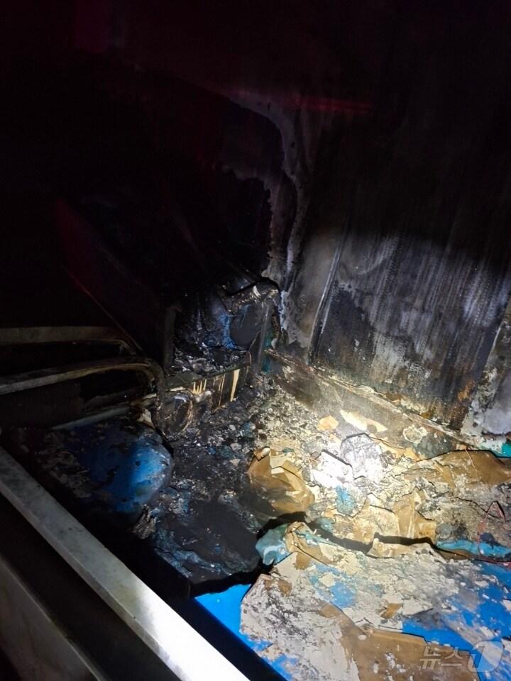 본문 이미지 - 26일 오전 1시 50분쯤 광주 남구 양림동의 한 수산물도매점에서 불이 났다.(광주 남부소방 제공.재판매 및 DB금지)2025.2.26/뉴스1