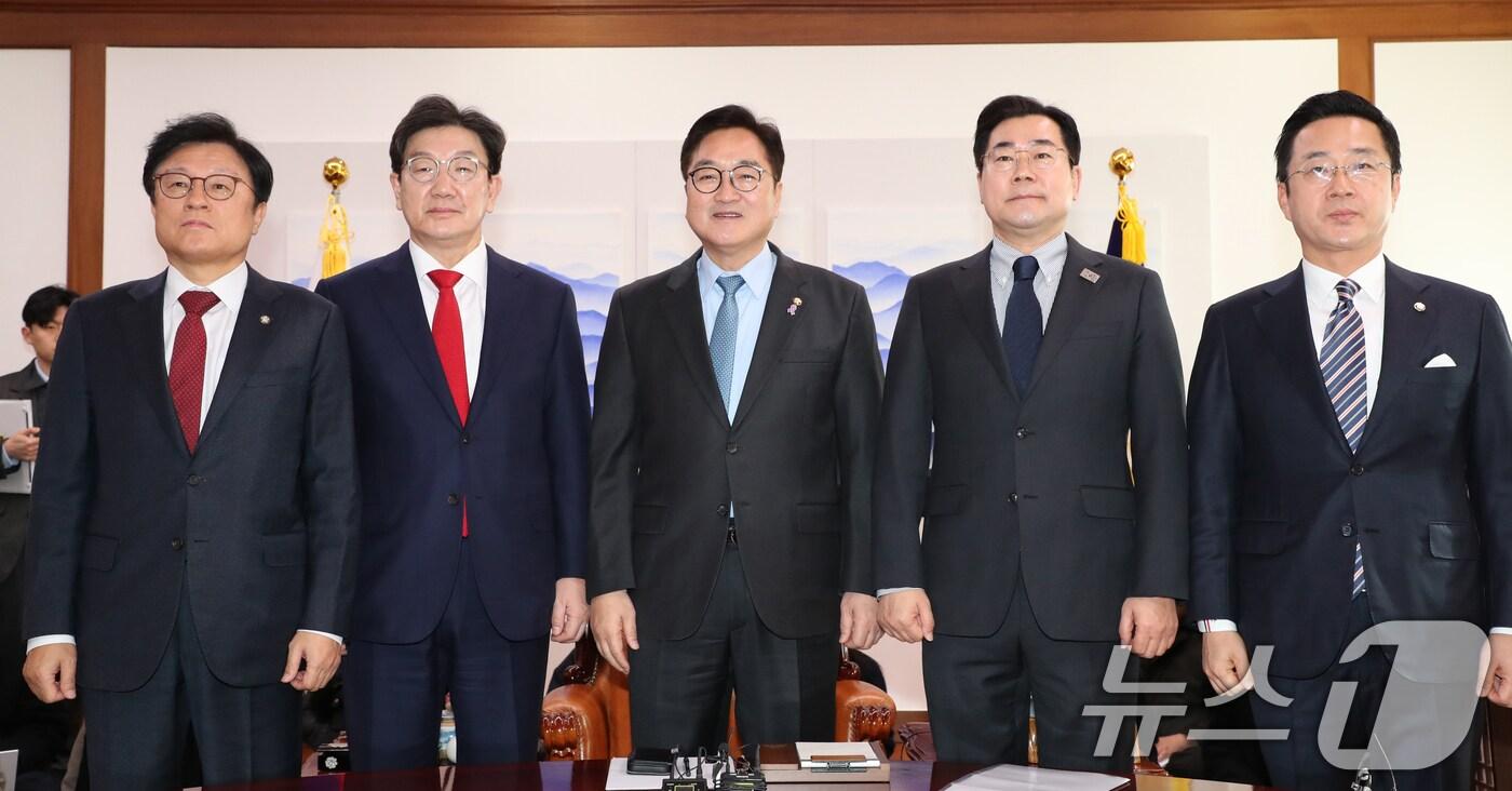 본문 이미지 - 우원식 국회의장과 양당 원내대표가 26일 서울 여의도 국회에서 의장 주재 회동에 앞서 기념촬영을 하고 있다. (공동취재) 2025.2.26/뉴스1 ⓒ News1 이광호 기자