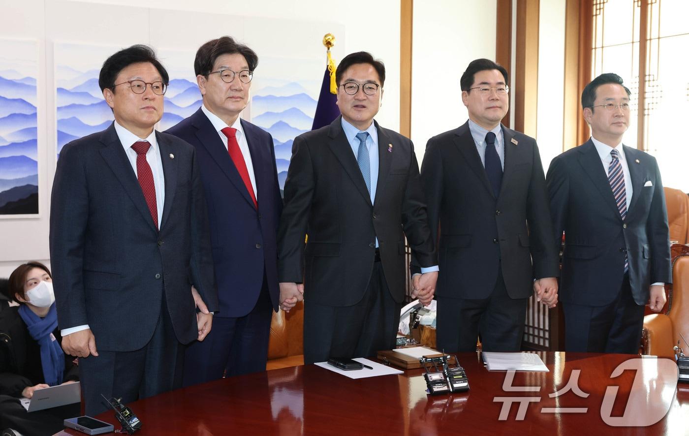 본문 이미지 - 우원식 국회의장과 양당 원내대표가 26일 서울 여의도 국회에서 의장 주재 회동에 앞서 기념촬영을 하고 있다. 왼쪽부터 박형수 국민의힘 원내수석부대표, 권성동 국민의힘 원내대표와 우원식 국회의장, 박찬대 더불어민주당 원내대표, 박성준 더불어민주당 원내수석부대표. (공동취재) 2025.2.26/뉴스1 ⓒ News1 이광호 기자