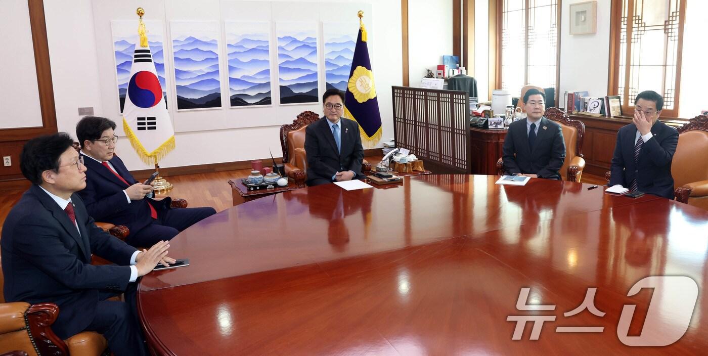 본문 이미지 - 우원식 국회의장이 26일 오전 서울 여의도 국회에서 여야 원내대표 회동을 주재하고 있다. (공동취재) 2025.2.26/뉴스1 ⓒ News1 이광호 기자