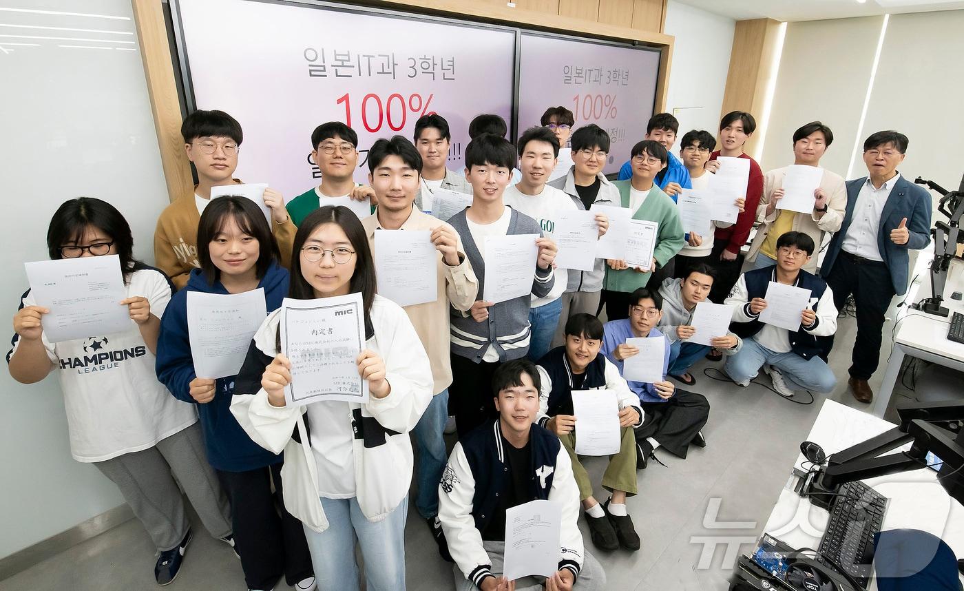 본문 이미지 - 일본 IT기업에 전원 채용 확정된 영진전문대 일본IT과 졸업생들의 기념 촬영. (영진전문대 제공. 재판매 및 DB 금지)