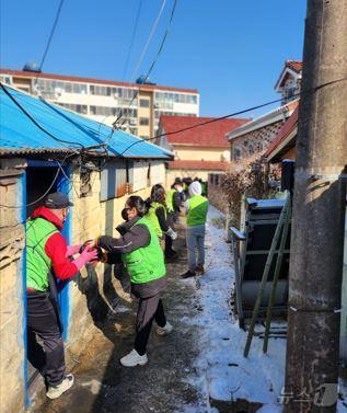 본문 이미지 - 홍성가족센터가 보듬손길 봉사단원들과 함께 연탄 나눔 봉사를 하고 있다. &#40;홍성가족센터 제공. 재판매 및 DB금지&#41; /뉴스1