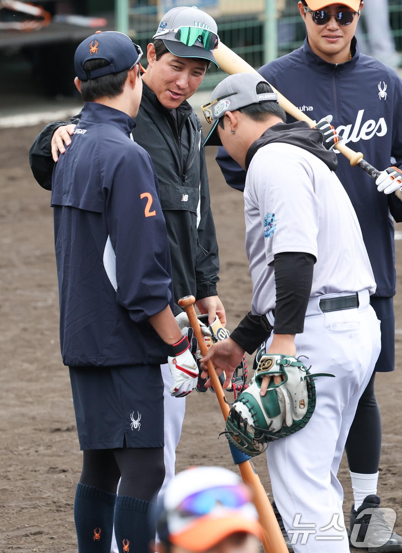 본문 이미지 - 한화 심우준이 26일 일본 오키나와 고친다 야구장에서 열린 KT 위즈와 한화 이글스 연습경기에 앞서 KT 황재균·강백호와 대화를 나누고 있다. 2025.2.26/뉴스1 ⓒ News1 허경 기자