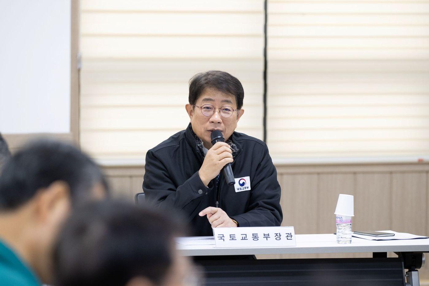 본문 이미지 - 박상우 장관이 26일 안성 고속도로 사고대책 회의에서 발언하고 있다.(국토교통부 제공)