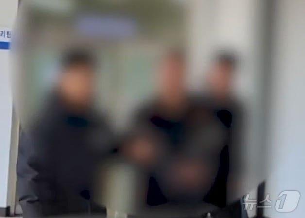 본문 이미지 - 지난 25일 제주동부경찰서 유치장에서 '제주 호텔 중국인 살인사건' 피의자 4명이 경찰 조사를 위해 연행되고 있다. 이들은 지난 24일 제주시 중심가 호텔에서 30대 중국인 남성을 살해한 후 현금을 갈취한 혐의를 받고 있다.2025.2.26/뉴스1 ⓒ News1 홍수영 기자