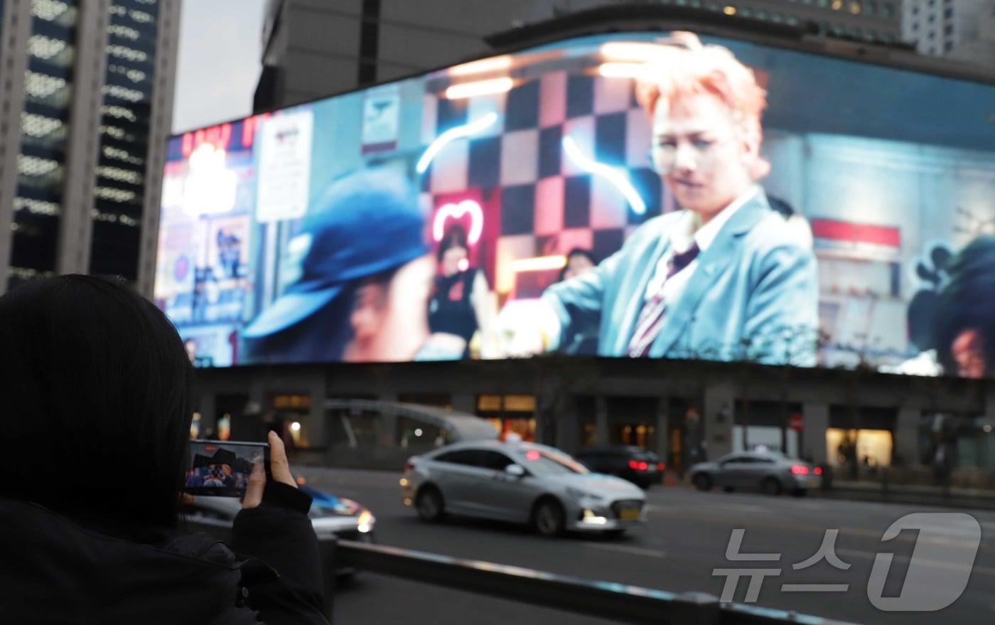 신세계백화점은 다음 달 26일까지 가수 지드래곤의 신규 앨범 타이틀곡 뮤직비디오를 신세계스퀘어에서 선보인다고 26일 밝혔다. (신세계백화점 제공) 2025.2.26/뉴스1 ⓒ News1 포토공용 기자