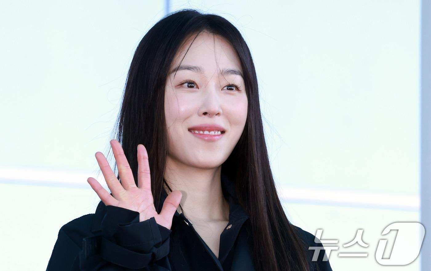 배우 서현진이 26일 오전 패션쇼 참석 차 인천국제공항 제2터미널을 통해 이탈리아 밀라노로 출국에 앞서 포즈를 취하고 있다. 2025.2.26/뉴스1 ⓒ News1 김진환 기자