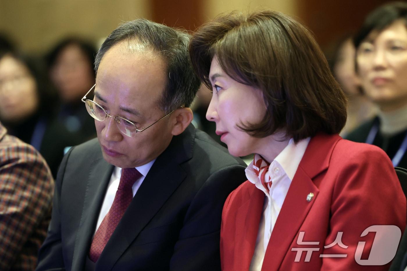 지난 2월 26일 서울 중구 롯데호텔에서 열린 &#39;제94회 정기 대의원 총회&#39;에서 대화하고 있는 국민의힘 나경원, 추경호 의원&#40;오른쪽부터&#41;. 2025.2.26/뉴스1 ⓒ News1 황기선 기자