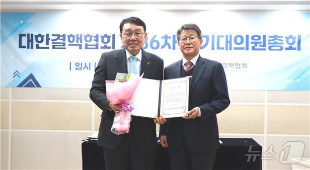 본문 이미지 - 제32대 대한결핵협회장에 선출된 신민석 현 회장(왼쪽)이 기념촬영을 하고 있다/대한결핵협회 제공