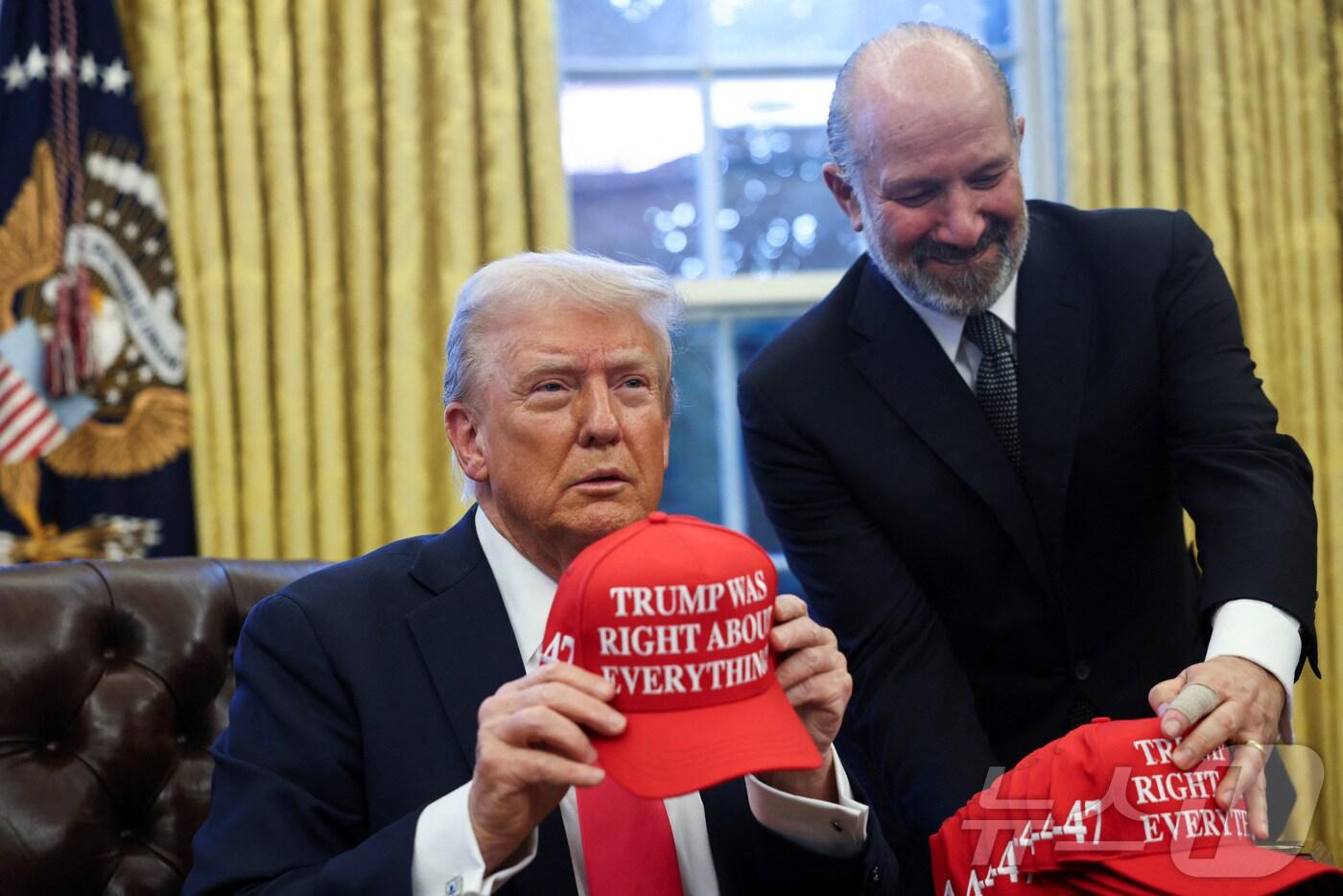 도널드 트럼프 미국 대통령이 25일&#40;현지시간&#41; 백악관 집무실에서 &#39;트럼프가 모든 것에 옳았다&#39;는 글귀가 인쇄된 모자를 들어보이고 있다. 2025.02.25 ⓒ 로이터=뉴스1 ⓒ News1 최종일 선임기자