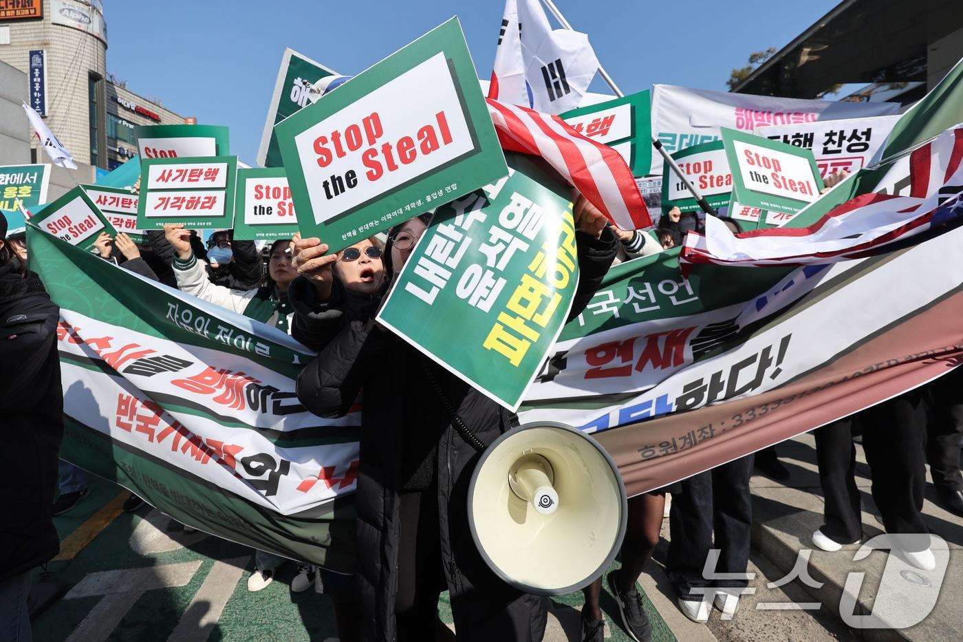 26일 오전 서울 서대문구 이화여대에서 윤석열 대통령 탄핵에 찬성하는 학생들과 반대하는 학생들이 뒤섞여 서로의 피켓을 가리고 있다. 2025.2.26/뉴스1 ⓒ News1 신웅수 기자