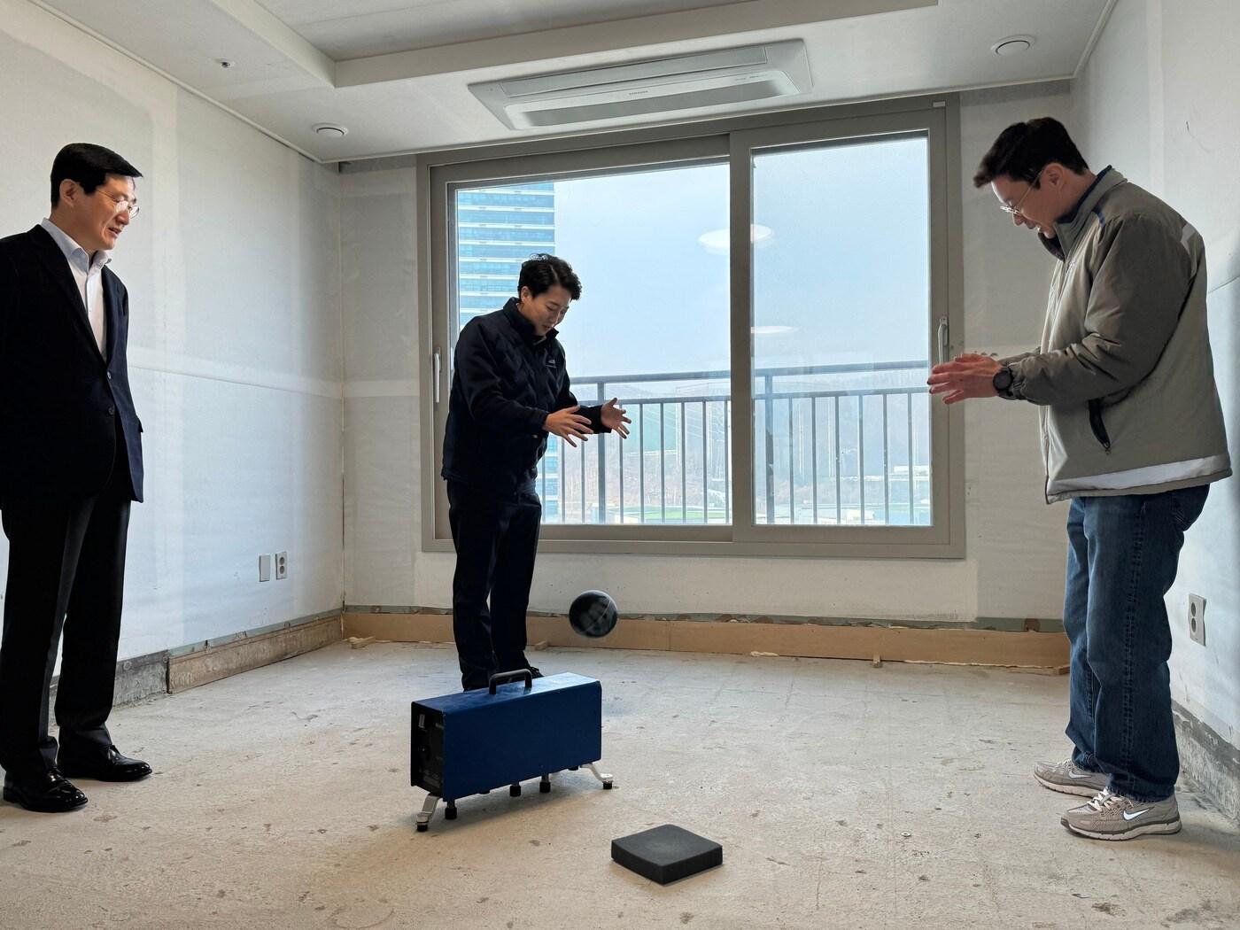 본문 이미지 - 이준석 개혁신당 의원이 경기 용인시 기흥구에 위치한 삼성물산 층간소음 연구소 '래미안 고요안 랩'에서 층간소음을 시험하는 모습 (이준석 의원실 제공)