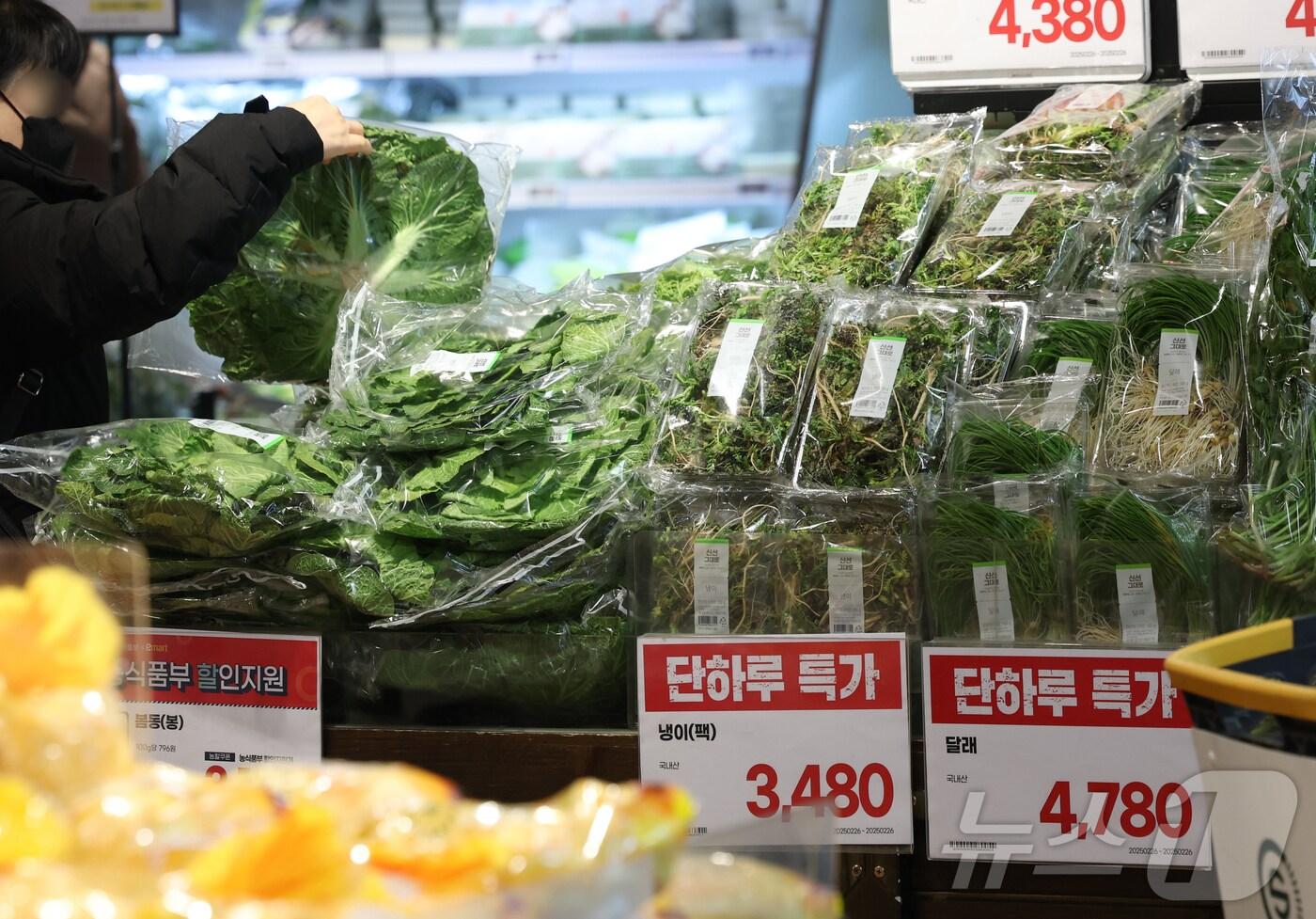 본문 이미지 - 서울 시내 한 대형마트에서 시민들이 장을 보고 있다. 2025.2.26/뉴스1 ⓒ News1 권현진 기자