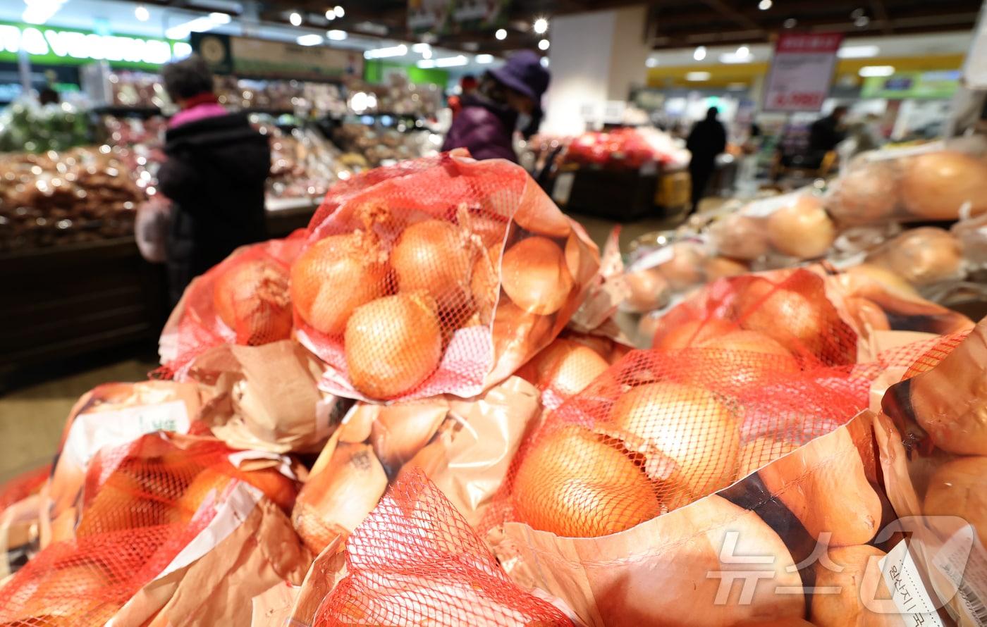 26일 서울 시내 한 대형마트에서 시민들이 장을 보고 있다. 2025.2.26./뉴스1 ⓒ News1 권현진 기자