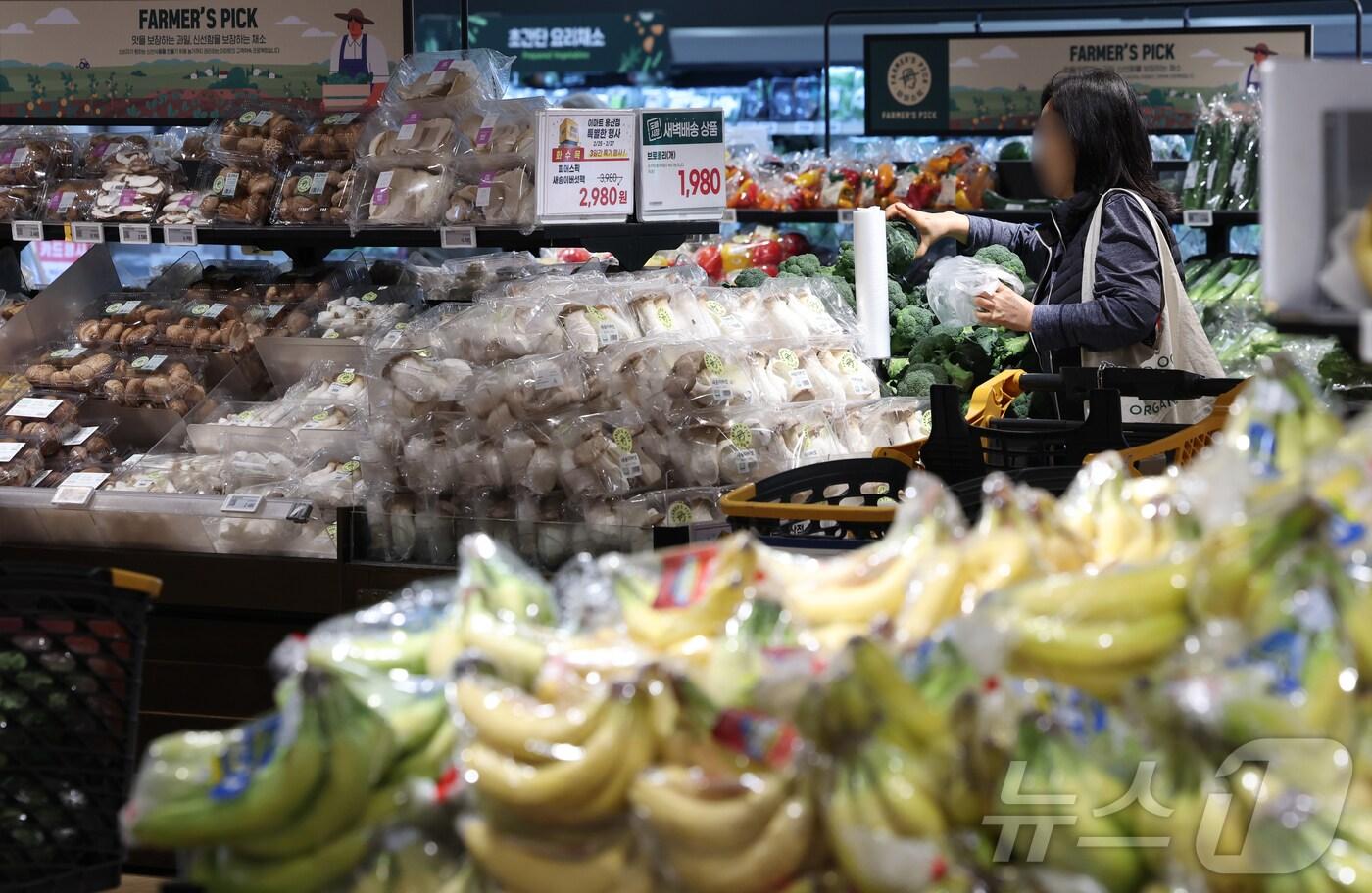 서울 시내 한 대형마트에서 시민들이 장을 보고 있다. 2025.2.26./뉴스1 ⓒ News1 권현진 기자
