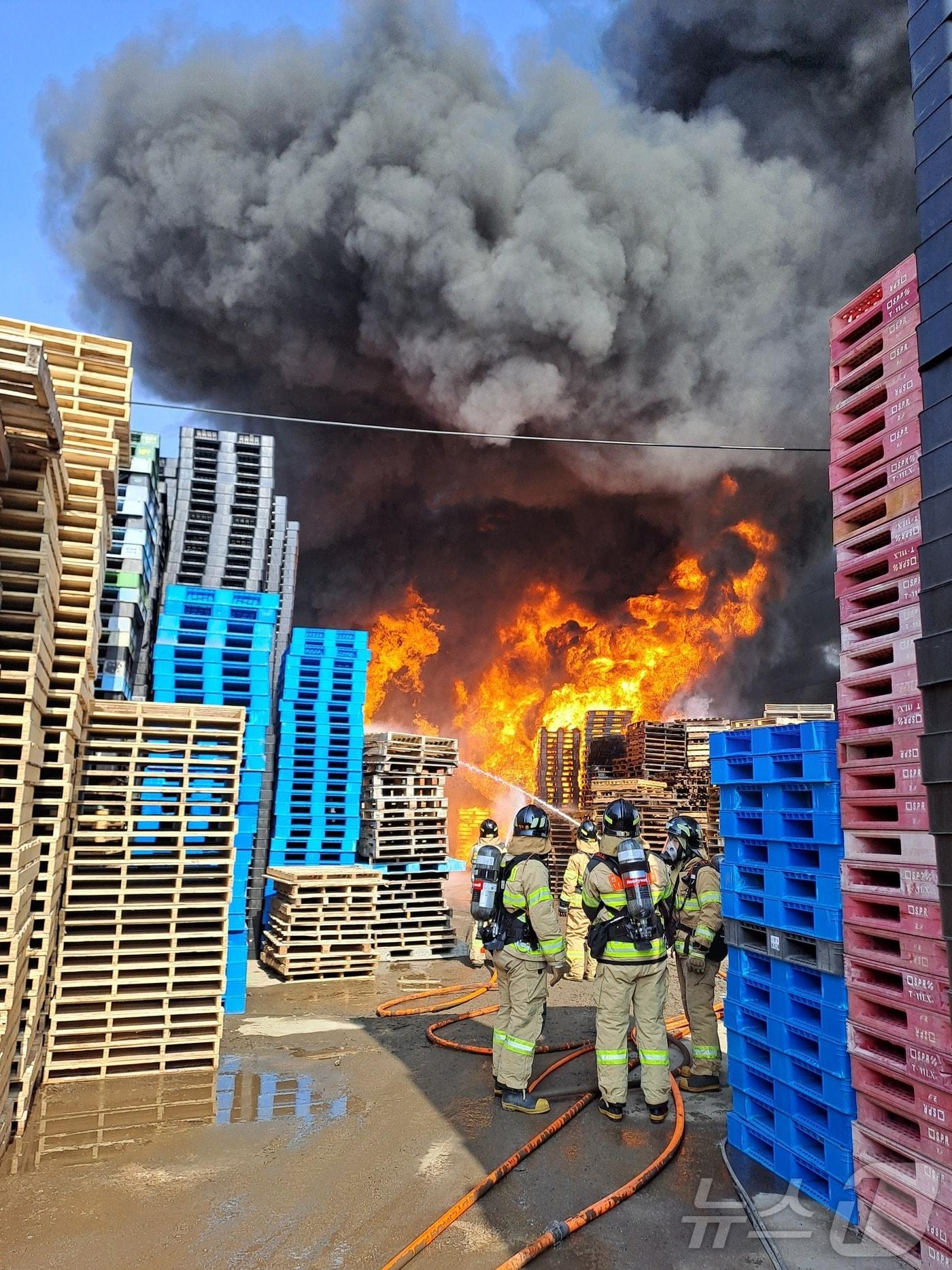 본문 이미지 -  26일 오전 11시 18분께 전북자치도 김제시 성덕면 한 야적장 파렛트(화물 운반대)에서 불이 났다.(전북소방 제공. 재판매 및 DB금지) 2025.2.26/뉴스1