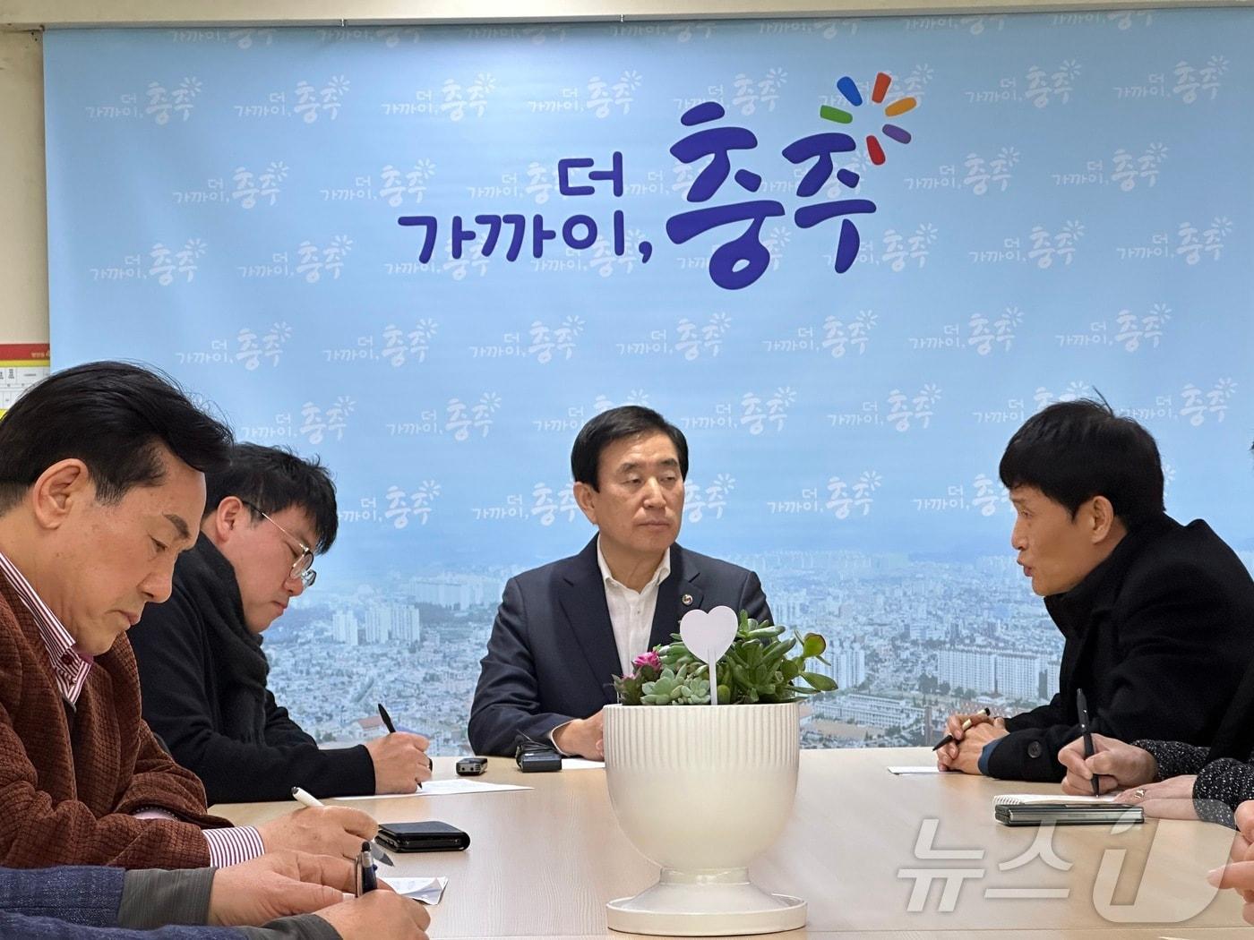 본문 이미지 -  26일 조길형 충북 충주시장이 중부내륙선철도 개통에 따른 테스크포스&#40;TF&#41;팀 구성은 시기상조라고 밝혔다. 사진은 기자간담회.&#40;재판매 및 DB금지&#41;/뉴스1