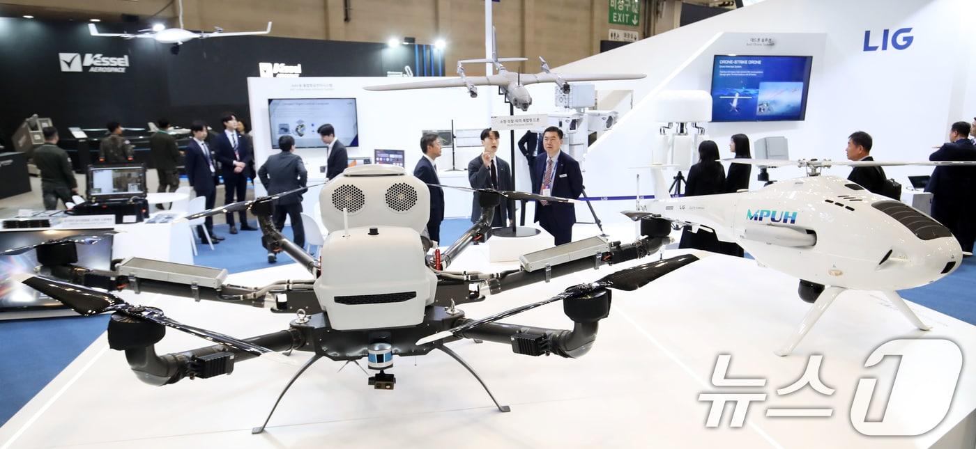 부산 해운대구 벡스코 제1전시장에서 열린 &#39;DSK 2025&#40;드론쇼코리아&#41;&#39;에서 관람객들이 LIG넥스원부스에 전시된 하이브리드 수송드론 다목적 무인헬기 등 다양한 드론을 살펴보고 있다.&#40;자료사진&#41; 뉴스1 ⓒ News1 윤일지 기자