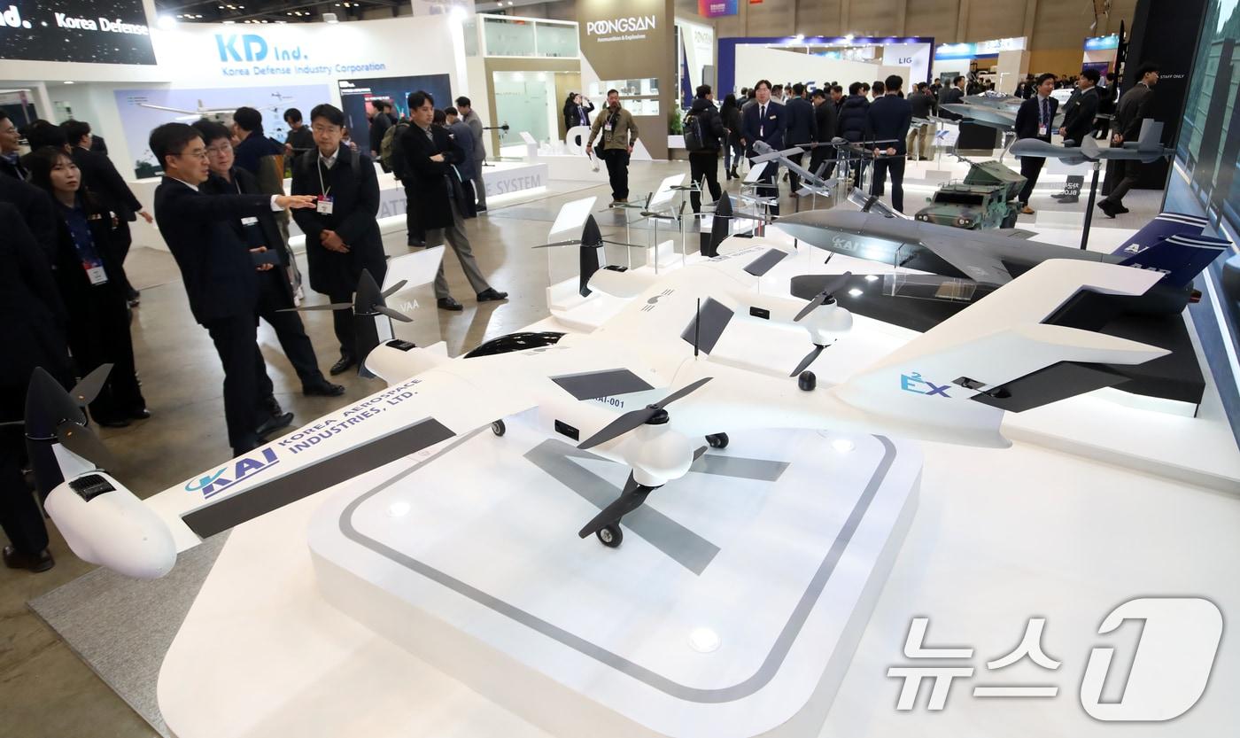 지난 2월26일 부산 해운대구 벡스코 제1전시장에서 열린 'DSK 2025(드론쇼코리아)'에서 관람객들이 한국항공우주산업(KAI) 부스에서 차기군단무인기(NCUAV) Block-II 등을 살펴보고 있다. 2025.2.26/뉴스1 ⓒ News1 윤일지 기자